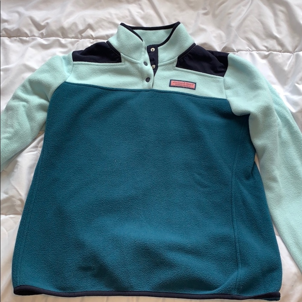 Vineyard Vines quarter fleece. Never worn size M.